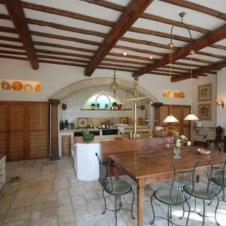 Sleeps 6 Pool Air Con Wifi *